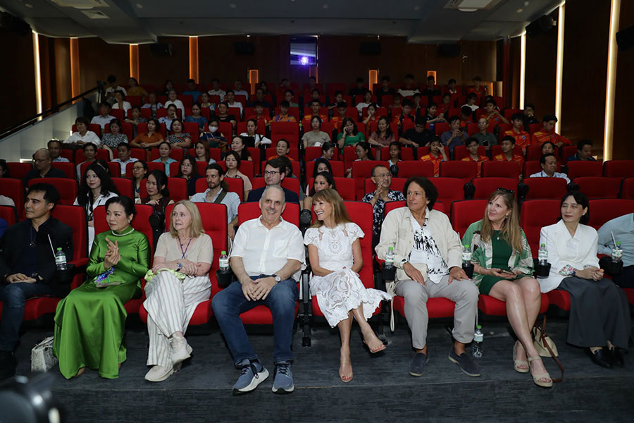 Hollywood star Jane Seymour and producer Bill Mechanic - former Chairman and CEO of 20th Century Fox interact with audiences at the Da Nang Asian Film Festival. Photo: Organizing Committee