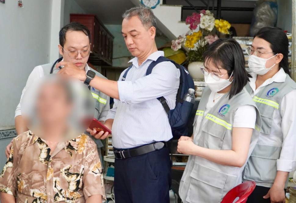 People are examined by doctors at home: Photo: Mai Anh