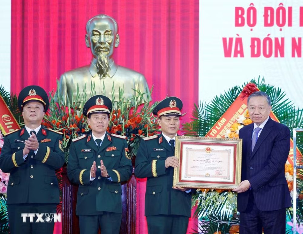 Tổng Bí thư, Chủ tịch nước Tô Lâm trao Huân chương Bảo vệ Tổ quốc hạng Nhất tặng Bộ Tư lệnh Pháo binh - Tên lửa. Ảnh: TTXVN 