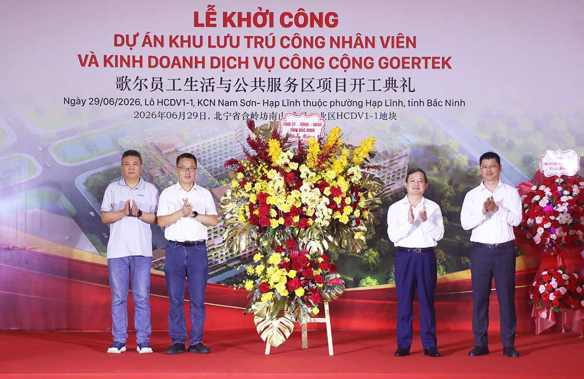 Chủ tịch UBND tỉnh Bắc Ninh Phạm Hoàng Sơn (thứ 2 bên phải) tặng hoa chức mừng buỗi lễ. Ảnh: Hữu Thắng  