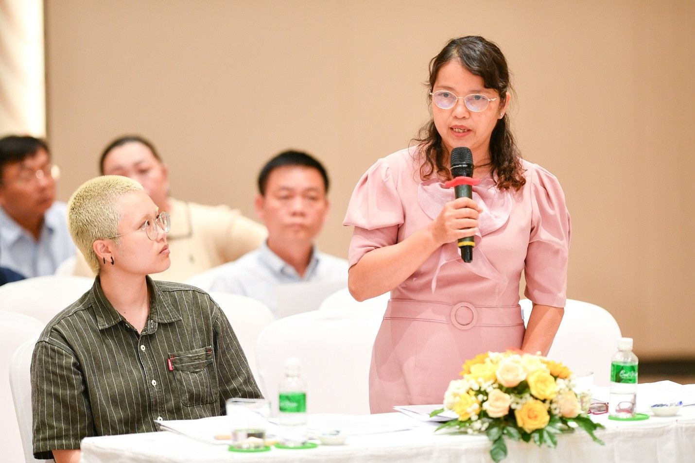 Cổ đông đặt câu hỏi tại ĐHĐCĐ. Ảnh: Hưng Thịnh