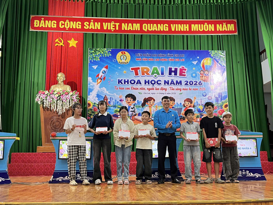 Khen thưởng các em học sinh có thành tích học tập tốt. Ảnh: Thanh Tuấn 