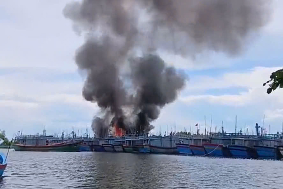 Boats anchored in the Nhon Hoi area (Quy Nhon Dong ward, Gia Lai) caught fire. Photo: Tran Duc