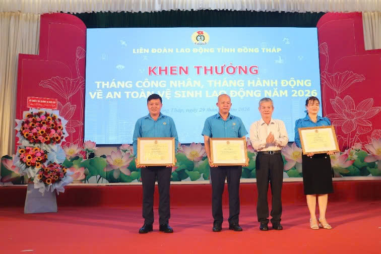 Đồng chí Đinh Văn Dũng - Ủy viên Ban Thường vụ Tỉnh ủy, Phó Chủ tịch Thường trực Ủy ban MTTQ Việt Nam tỉnh trao Bằng khen của Tổng LĐLĐ Việt Nam cho các tập thể, cá nhân có thành tích xuất sắc trong Tháng Công nhân năm 2026.