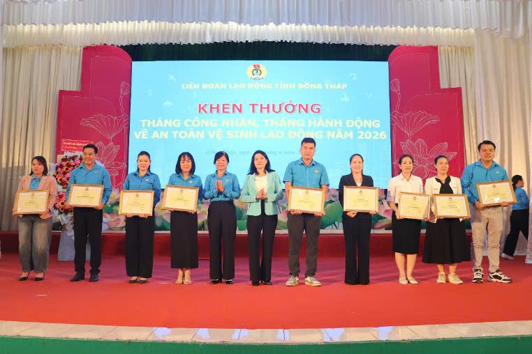 Đồng chí Lưu Thị Thanh Loan - Phó Trưởng Ban Tuyên giáo và Dân vận Tỉnh ủy và đồng chí Huỳnh Thị Tuyết Vui - Chủ tịch LĐLĐ tỉnh trao Bằng khen của LĐLĐ tỉnh cho các tập thể có thành tích xuất sắc trong Tháng Công nhân năm 2026.