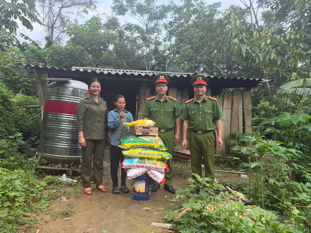 Công an xã Bảo Yên trao nhu yếu phẩm, phân bón hỗ trợ hộ nghèo có hoàn cảnh đặc biệt khó khăn. Ảnh: CA Lào Cai