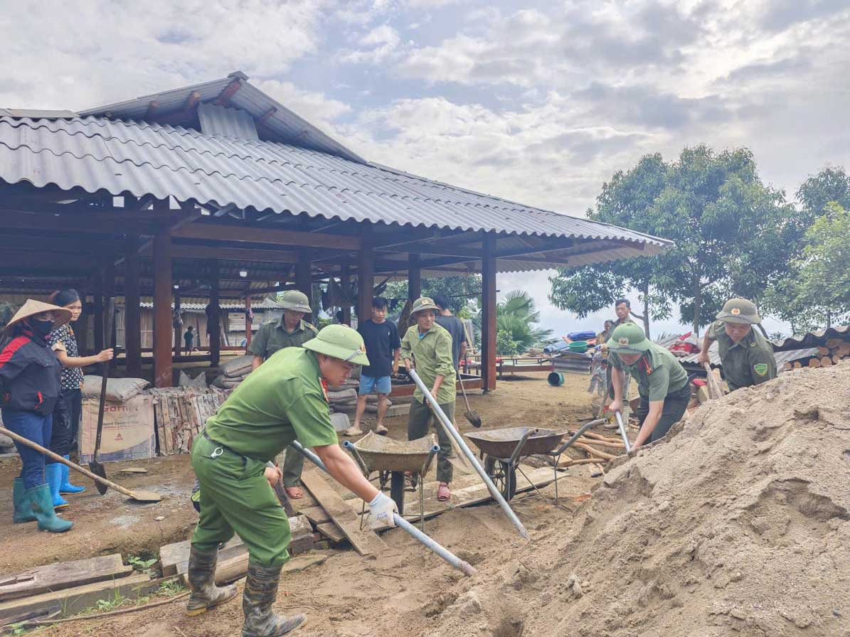 Practical activities of Phong Du Thuong Commune Police in response to the "Three Bests" emulation movement. Photo: Lao Cai Police