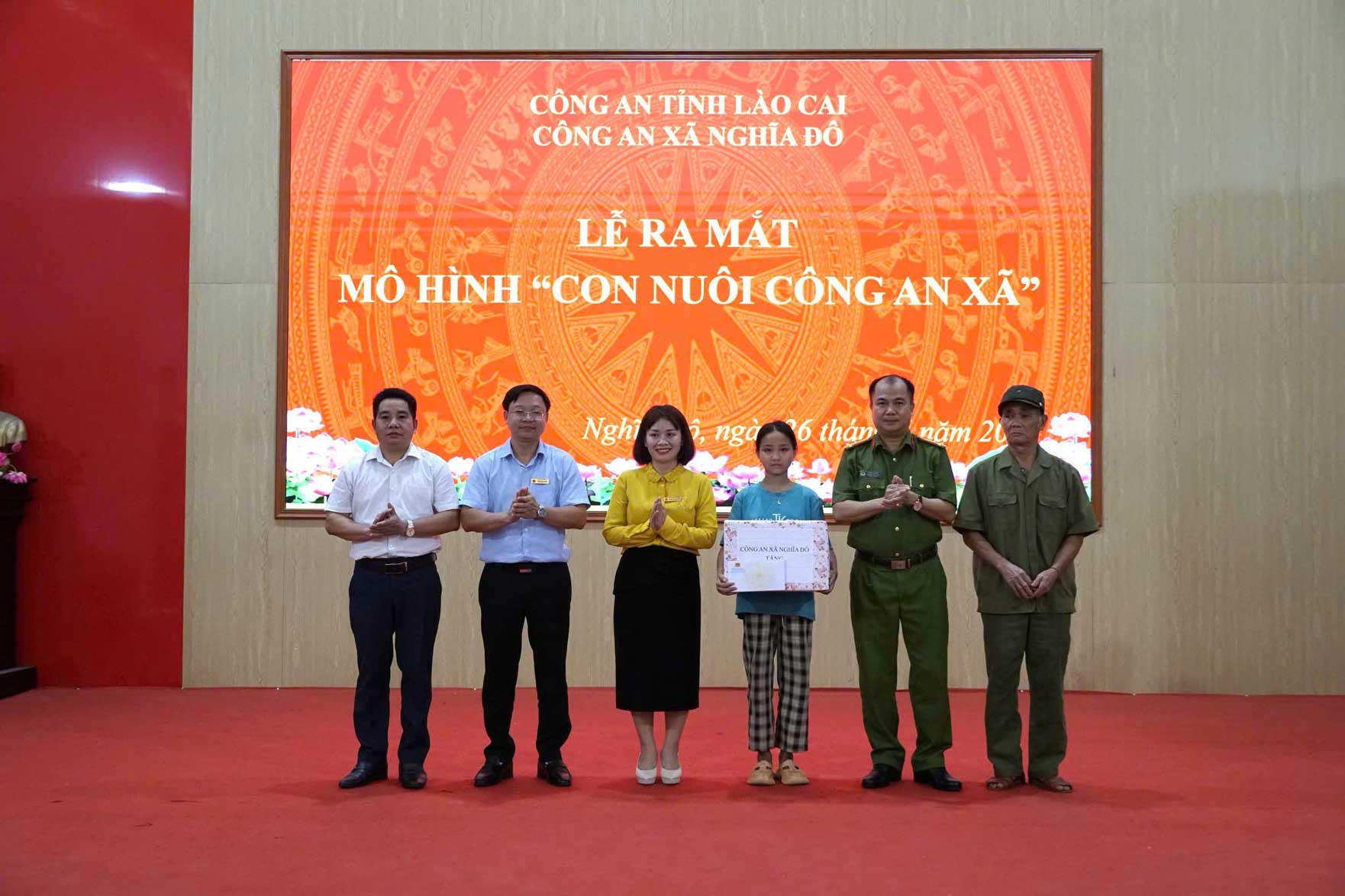 Công an xã Nghĩa Đô ra mắt mô hình “Con nuôi Công an xã“, đồng hành cùng trẻ em có hoàn cảnh khó khăn. Ảnh: CA Lào Cai