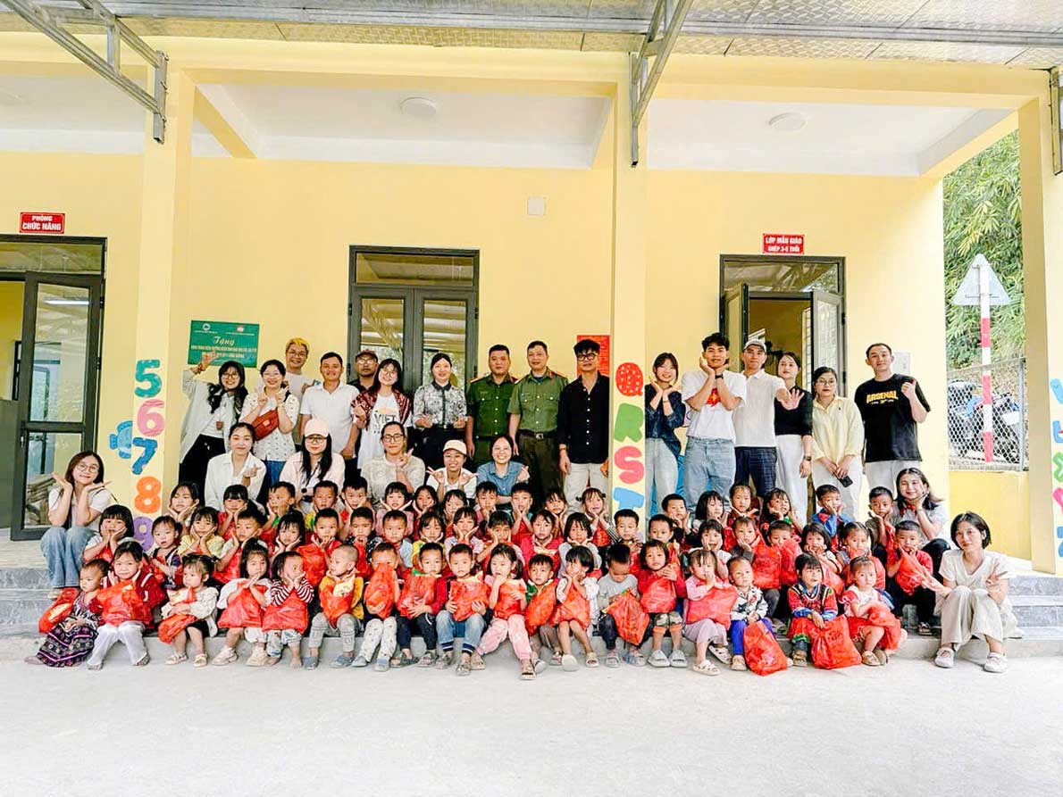 80 suất quà được trao tới học sinh tại xã Y Tý, lan tỏa yêu thương nơi vùng biên. Ảnh: CA Lào Cai