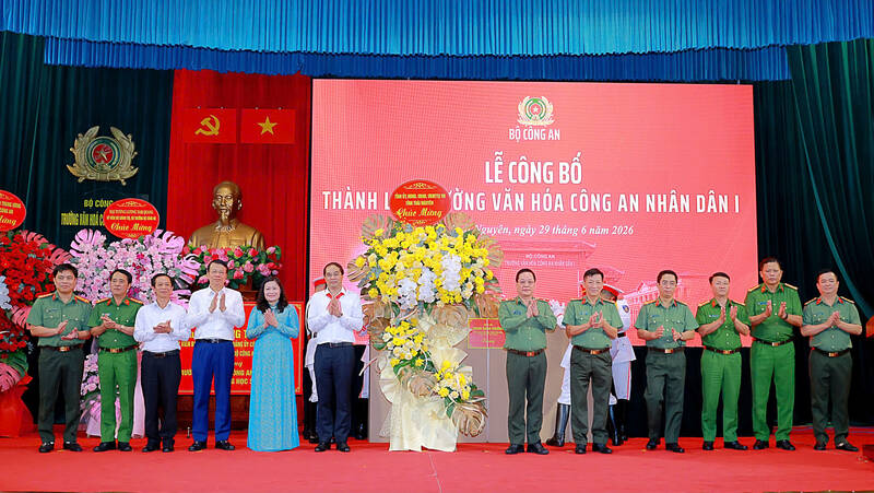 Các đại biểu tặng hoa chúc mừng Công an tỉnh Thái Nguyên và nhà trường. Ảnh: Thái Nguyên GOP