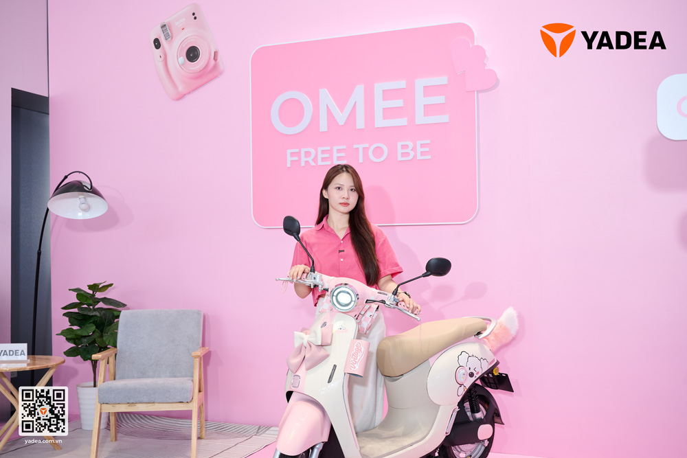 Guests experience the YADEA Omee car. Photo: Provided by DN