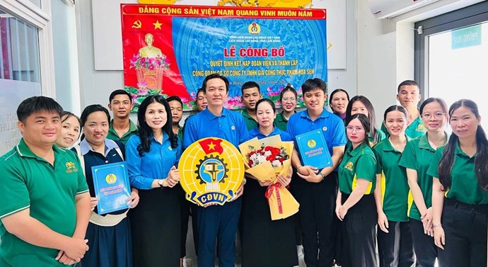 Thành lập công đoàn cơ sở tại doanh nghiệp gia công thực phẩm ở Lâm Đồng. Ảnh: Phạm Duy
