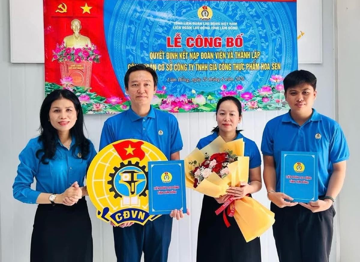 Chủ tịch Công đoàn phường Tiến Thành đã trao quyết định thành lập công đoàn cơ sở. Ảnh: Phạm Duy