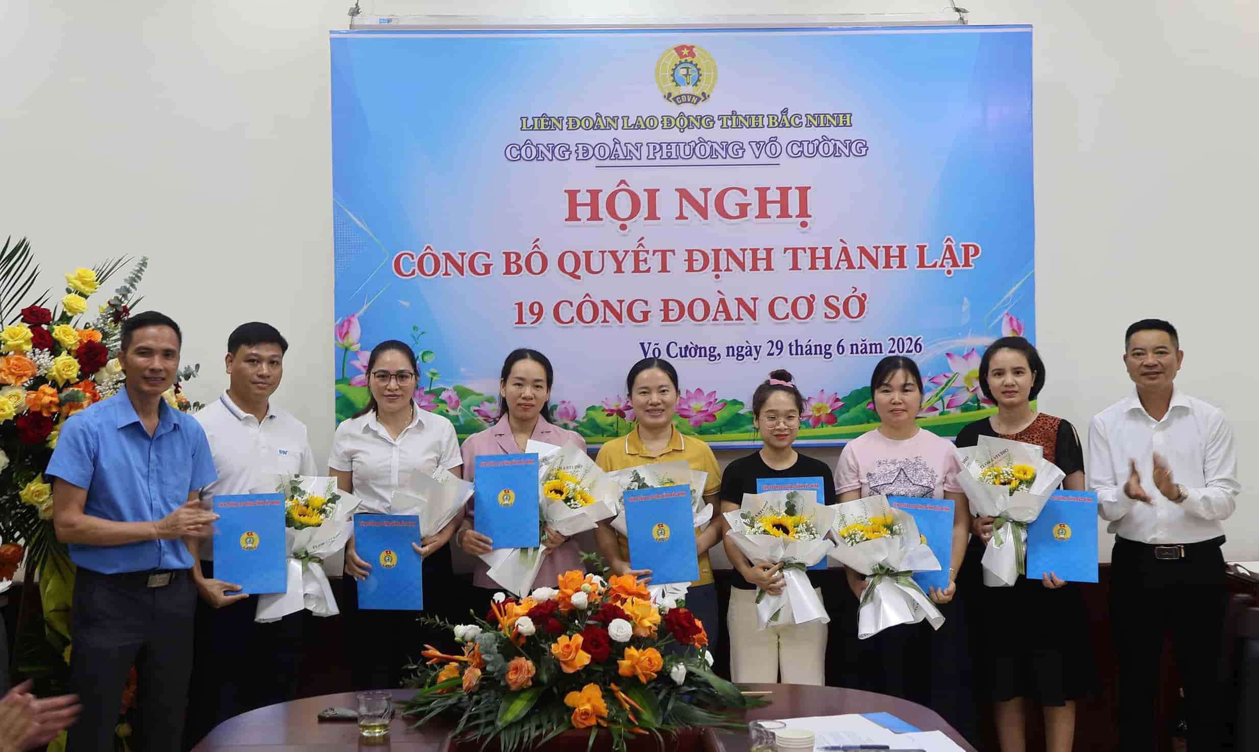 Representatives of the Bac Ninh Provincial Labor Federation present decisions to representatives of the Executive Committees of new grassroots trade unions. Photo: Quyet Chien.