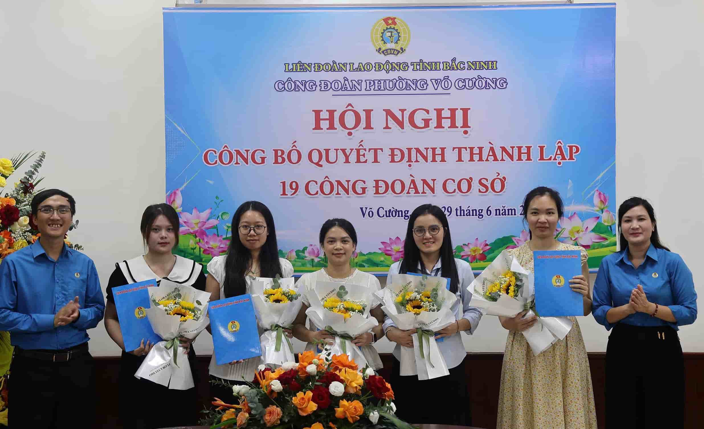 Đại diện Liên đoàn Lao động tỉnh trao quyết định cho đại diện Ban Chấp hành các công đoàn cơ sở mới. Ảnh: Quyết Chiến.