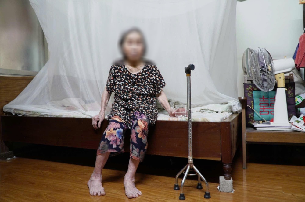 Để nhận được lương hưu tháng 7.2026, gia đình phải khiêng cụ bà 87 tuổi để đi làm giấy ủy quyền nhận lương hưu. Ảnh: Viên Nguyễn
