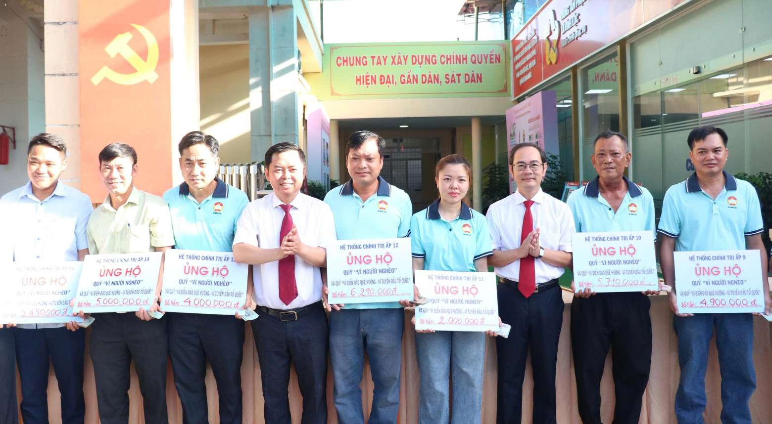 Vinh Loc commune receives more than 297 million VND from the piggy bank collection association for the poor. Photo: Thai Bao