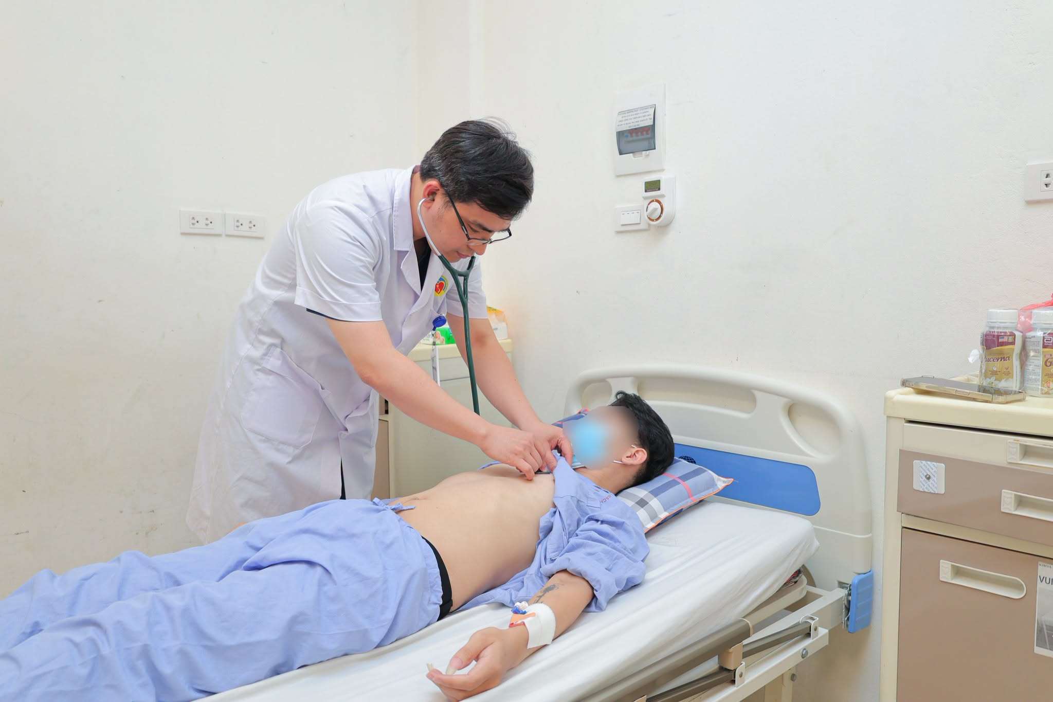 BSCKII Nguyễn Thế Huy, Phó Trưởng khoa Nội Tim mạch người lớn, Trung tâm Tim mạch, Bệnh viện E  thăm khám cho bệnh nhân. Ảnh: BVCC