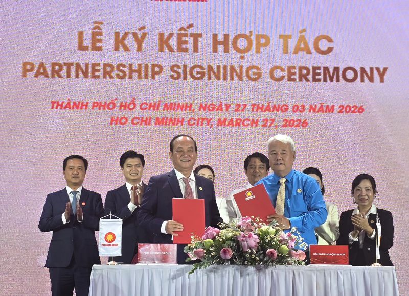Đại diện LĐLĐ TPHCM ký hợp tác với doanh nghiệp xây dựng nhà ở cho công nhân lao động thuê, thuê mua. Ảnh: Nam Dương