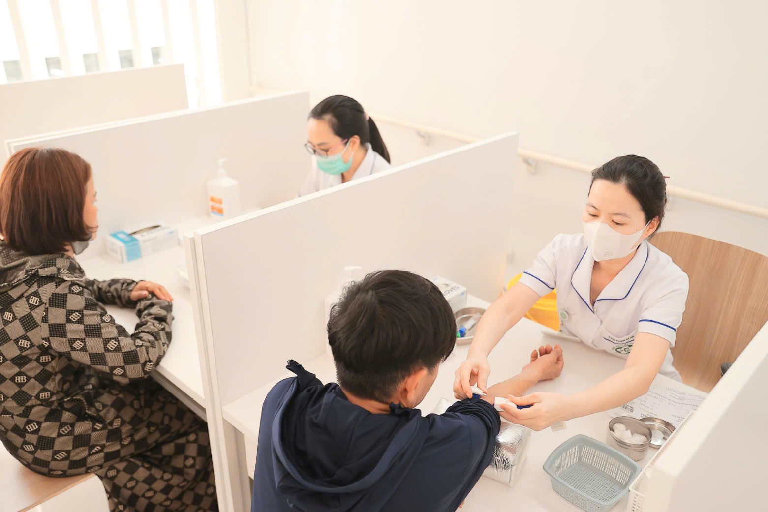 Người dân đến khám, chữa bệnh tại Bệnh viện Bạch Mai cơ sở Ninh Bình. Ảnh: Nguyễn Trường