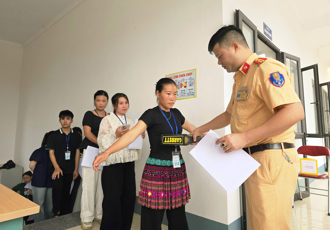 Traffic police forces tighten inspections for candidates. Photo: Ha Thang