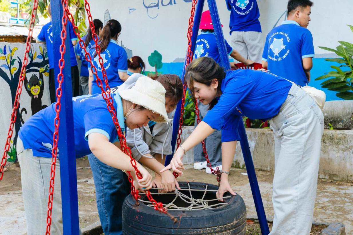 The Vietnam Fatherland Front Committee of Binh Thanh Ward implements the project "Great Unity Playground". Photo: Quynh Hoa