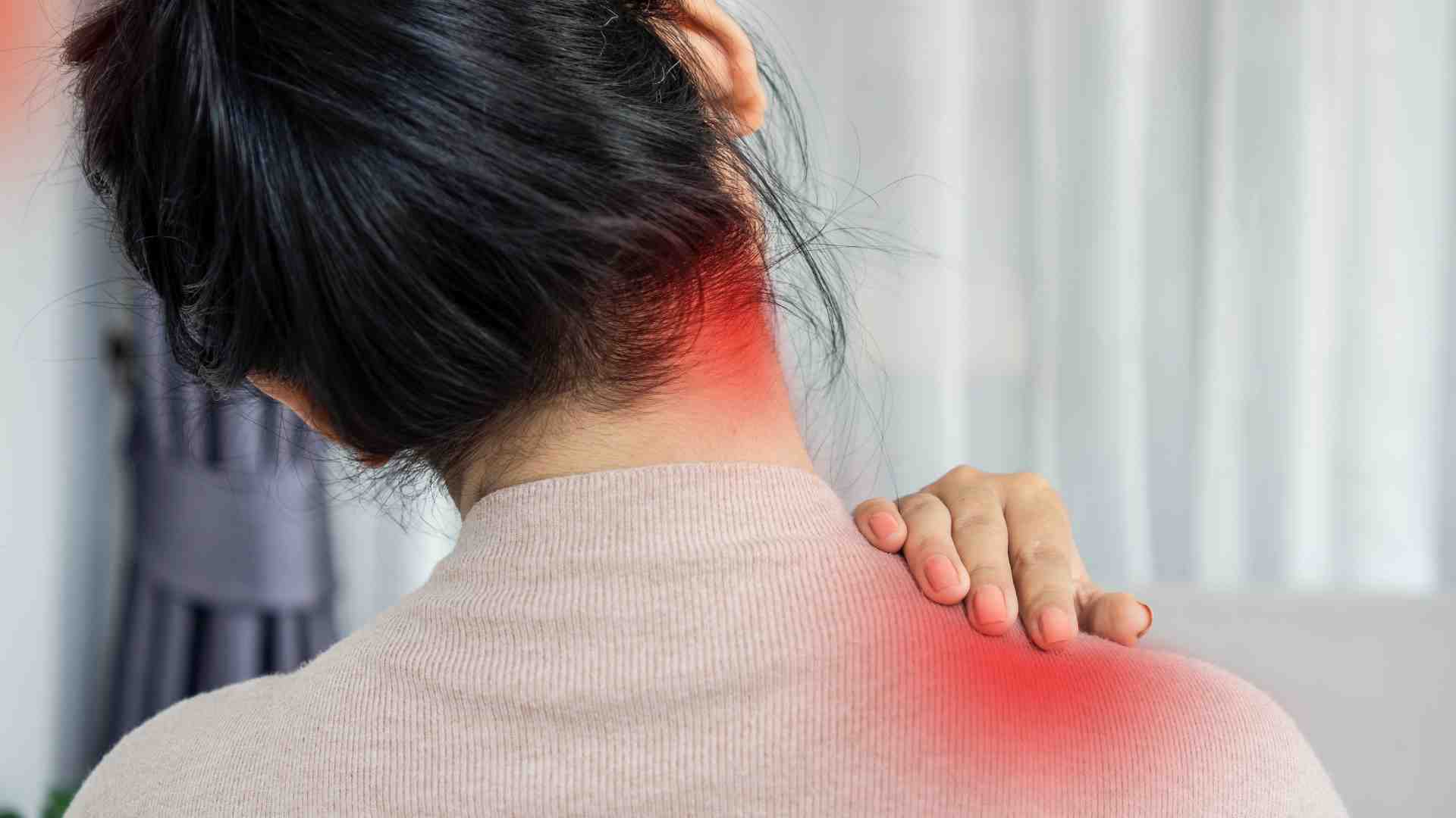 El dolor de cuello y hombros si se practica fisioterapia no solo ayuda a reducir los síntomas, sino que también ajusta la postura. Foto gráfica: Hương Sơn