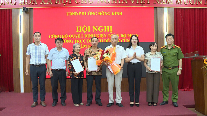 Leaders of Dong Kinh Ward People's Committee present flowers and award decisions to members of the Standing Department of Ky Cung Temple Relic for the term 2025 - 2028. Photo: Tuyet Mai