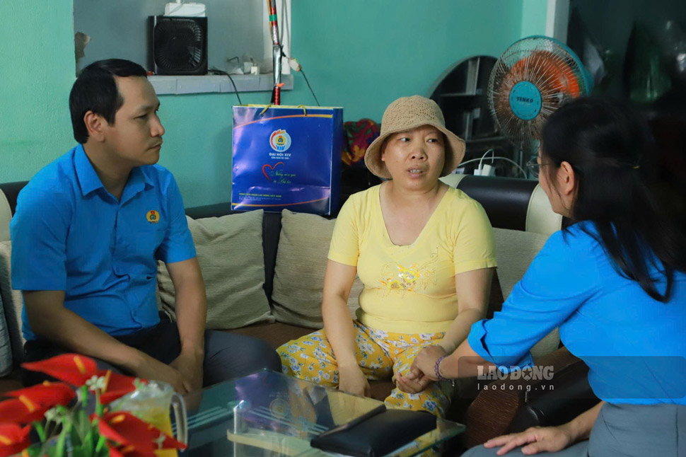 Gia Lai Provincial Trade Union visits Ms. Nguyen Thi My Lanh (born 1974, residing in Quy Nhon ward) - a worker at Binh Dinh Garment Joint Stock Company - who is suffering from a serious illness. Photo: Hoai Phuong