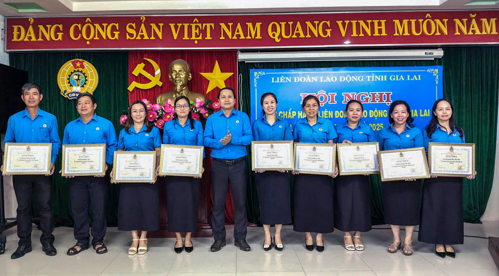Chủ tịch LĐLĐ tỉnh Gia Lai Hà Duy Trung trao tặng Bằng khen cho 28 tập thể có thành tích xuất sắc trong hoạt động Tháng Công nhân năm 2026. Ảnh: Huy Trang