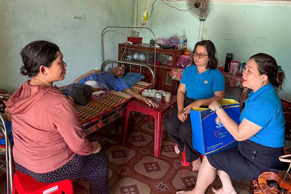 Đoàn công tác Công đoàn tỉnh thăm, trao hỗ trợ cho ĐV, NLĐ mắc bệnh hiểm nghèo. Ảnh: Huy Trang