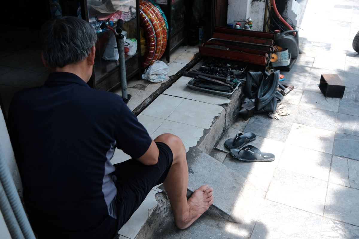 The proposal to reduce the age for enjoying social pension benefits has received much attention from elderly people without pensions. Photo: Huong Nha
