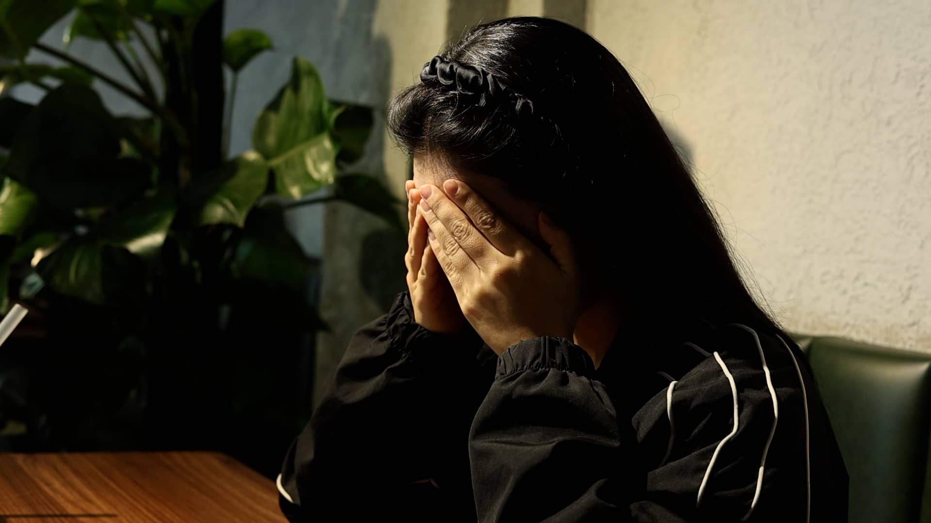 Postpartum women are withdrawn when they are depressed but dare not speak. Photo: Huyen Trang