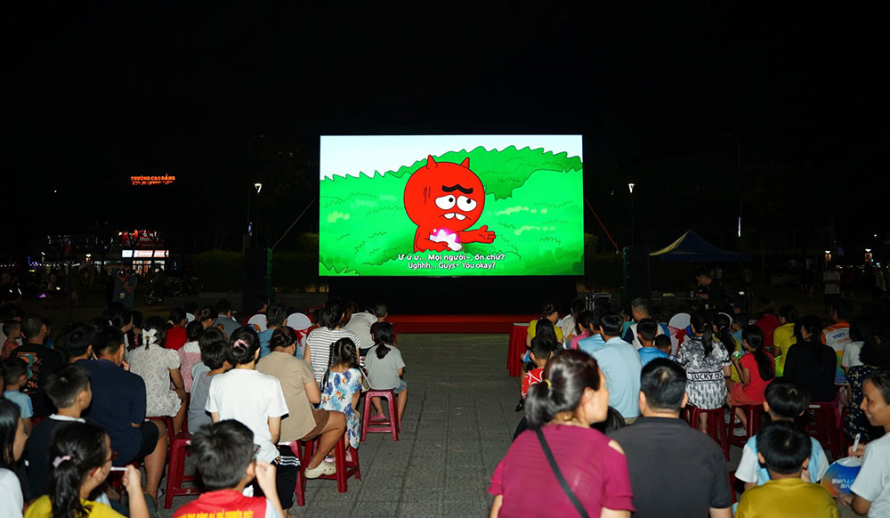 The outdoor film screening program takes place at 6 locations in Da Nang City, bringing people and tourists the opportunity to enjoy free cinema in an open space. Photo: BTC