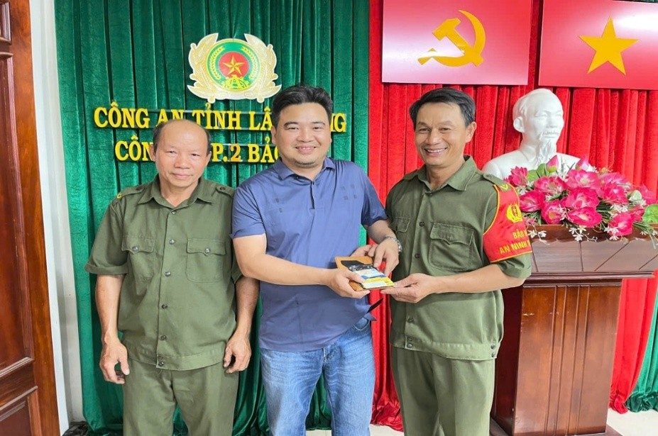 Two grassroots security and order guards in Lam Dong returned wallets containing a lot of cash to the person who dropped them. Photo: Police