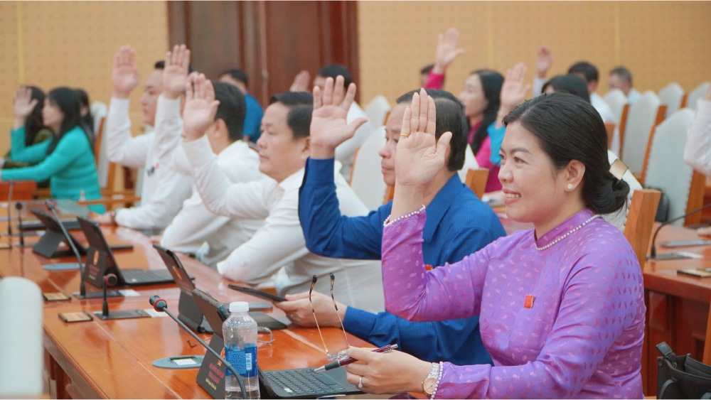 Approving the submission of the draft Resolution Regulating the conditions for the minimum housing area to be registered for permanent residence at the legal place of residence due to lease, borrow, and lodging in An Giang province. Photo: Nguyen Anh