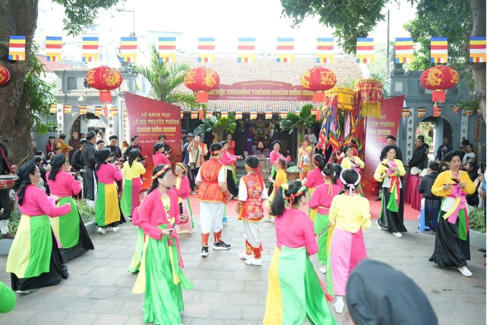 Hội Chùa Nền là cách để người dân phường Láng gìn giữ và truyền lại cho các thế hệ sau nét đẹp ngàn đời xưa. Ảnh: Bạch Dương