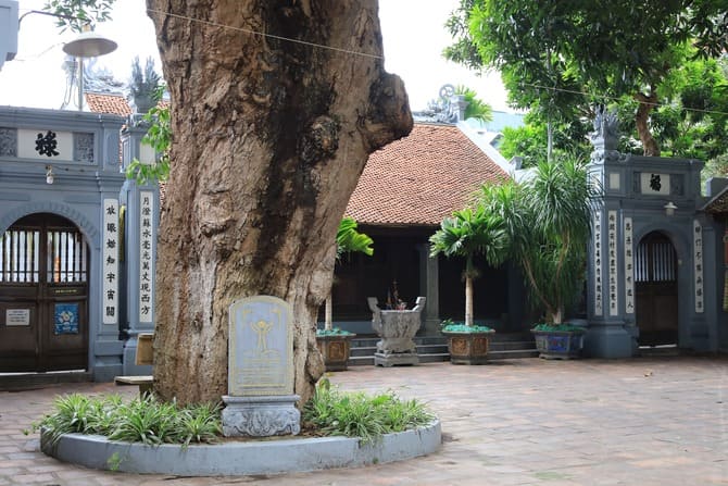 Một góc khuôn viên của chùa. Ảnh: Bạch Dương