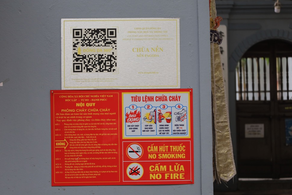 Mã QR được bố trí thuận tiện, giúp du khách dễ dàng tra cứu thông tin về chùa Nền. Ảnh: Bạch Dương