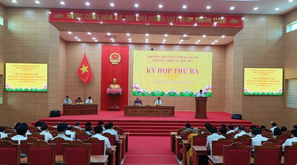 Quang Tri Provincial People's Council considers many contents on budget and land. Photo: Thanh Trung