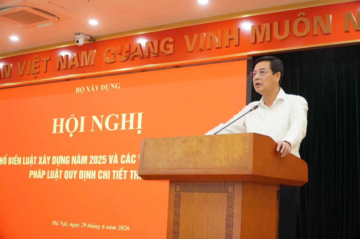 Thứ trưởng Bộ Xây dựng Bùi Xuân Dũng  phát biểu tại hội nghị. Ảnh: Bích Ngọc
