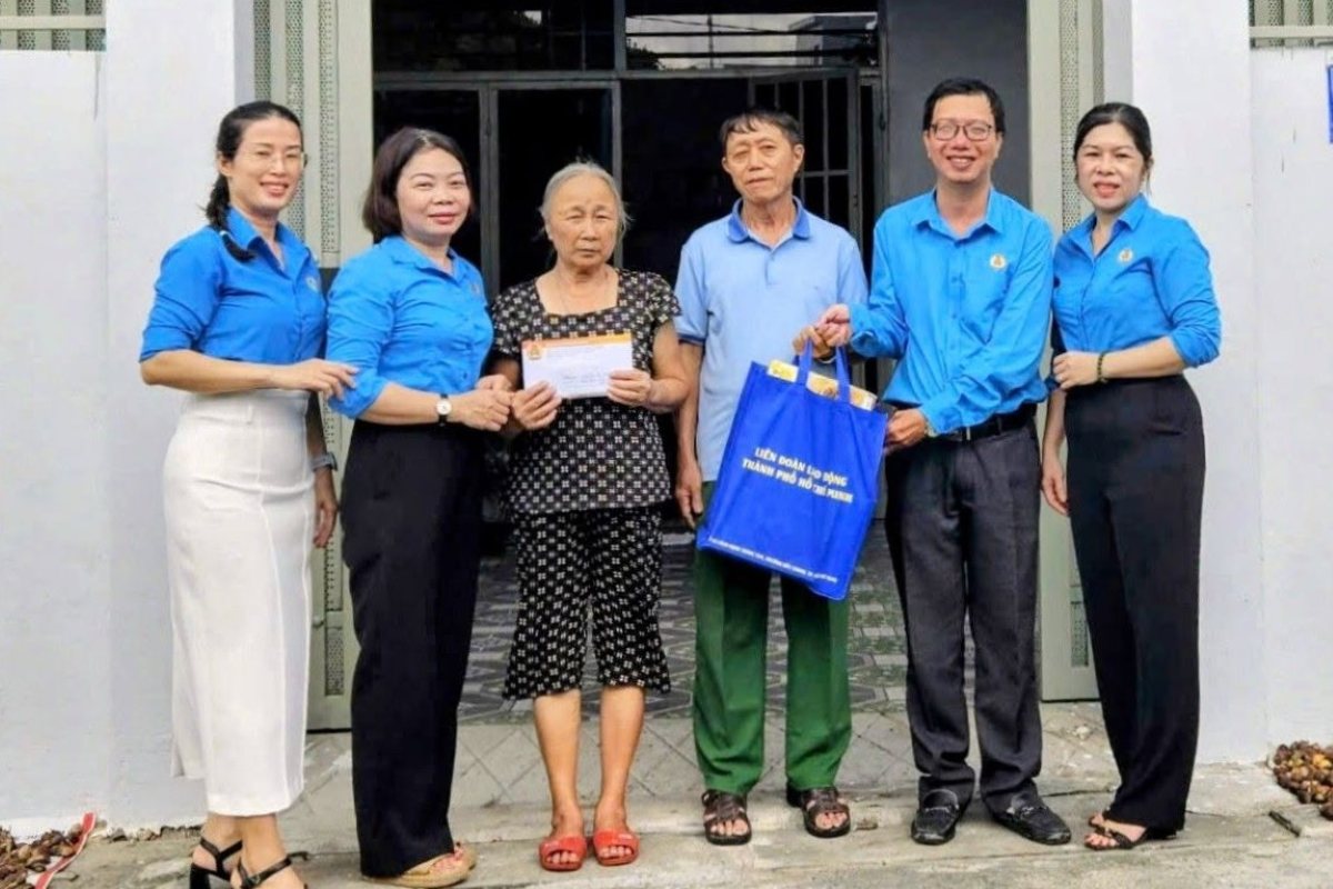 Handing over Trade Union Solidarity Houses to union members' families in difficult circumstances in Rach Dua ward, Ho Chi Minh City. Photo: Luu Tuyen