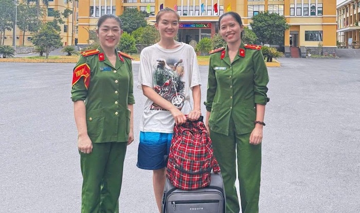 Nam Dong Ha Ward Police search for lost luggage and return it to the female foreign tourist. Photo: Nam Dong Ha Ward Police
