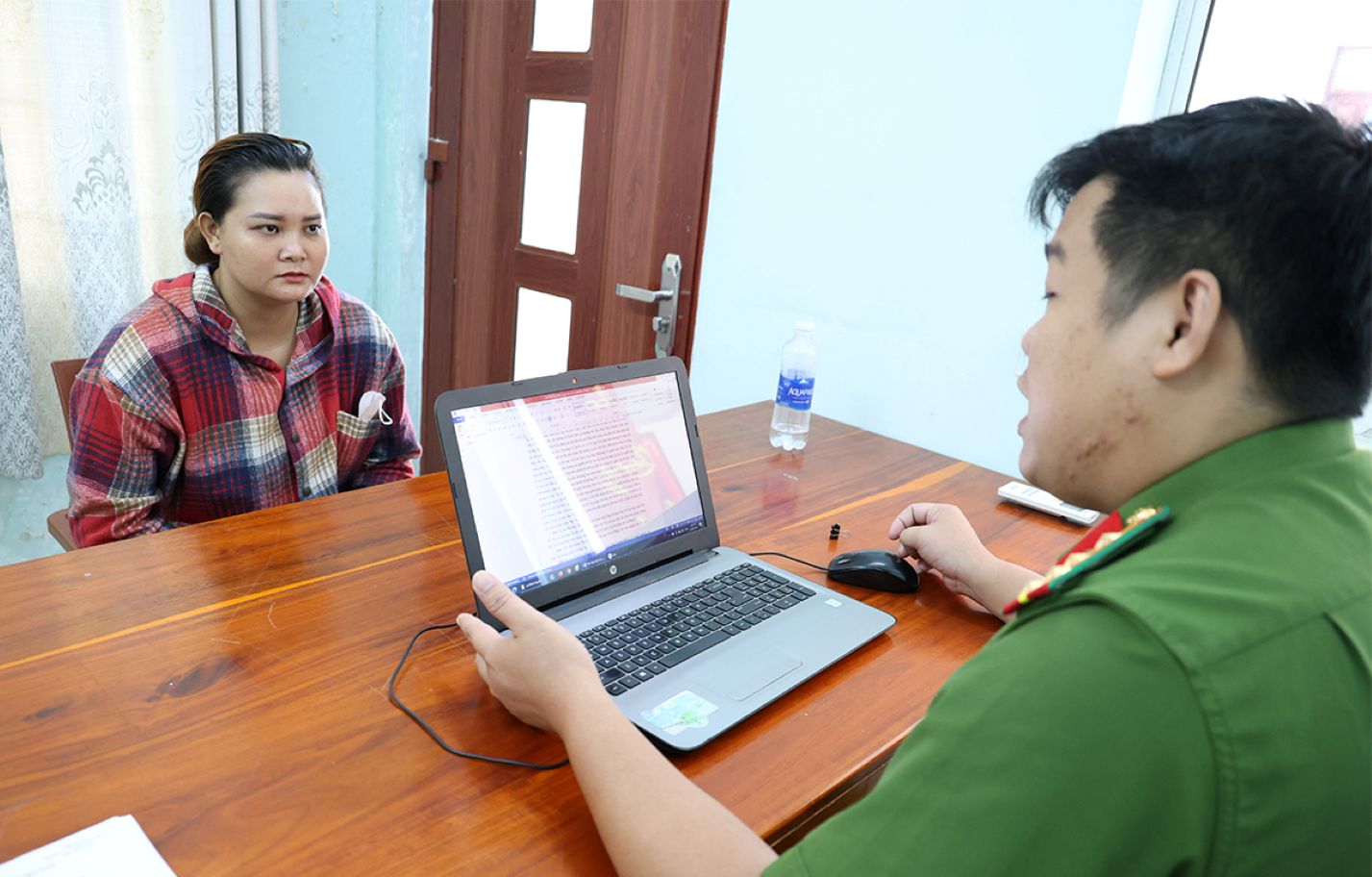 La Thị Kim Phương khai nhận tại Cơ quan Công an. Ảnh: Vũ Tiến