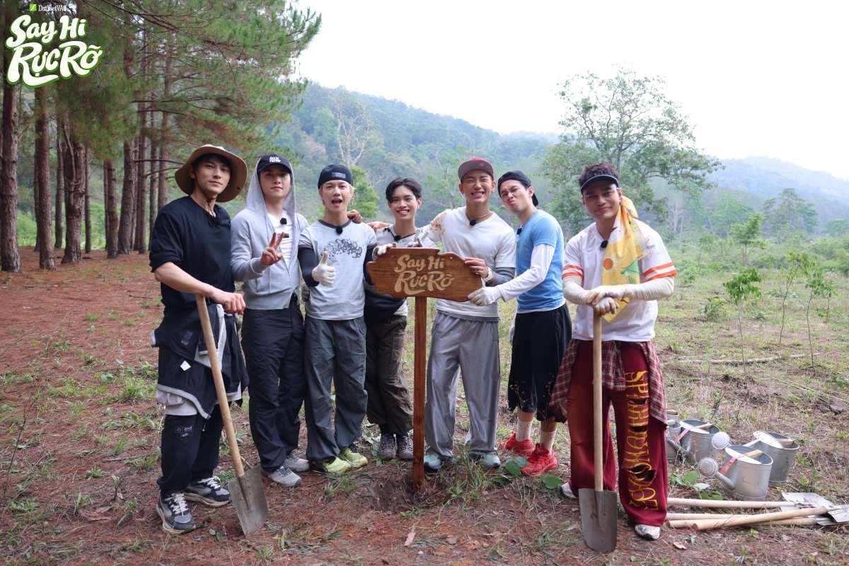 The Brothers "Say Hi Brilliantly" in Kon Ka Kinh National Park. Photo: DatVietVAC