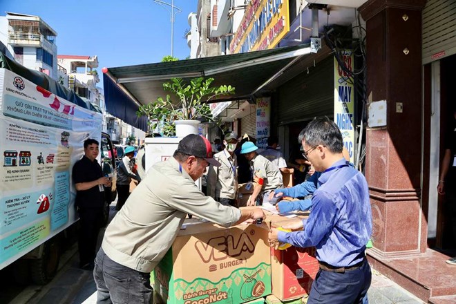 On June 24, Gia Vien Ward People's Committee coordinated to organize coercion to recover public property houses not used for residential purposes at 106 Le Loi. Photo: Hai Phong e-Portal