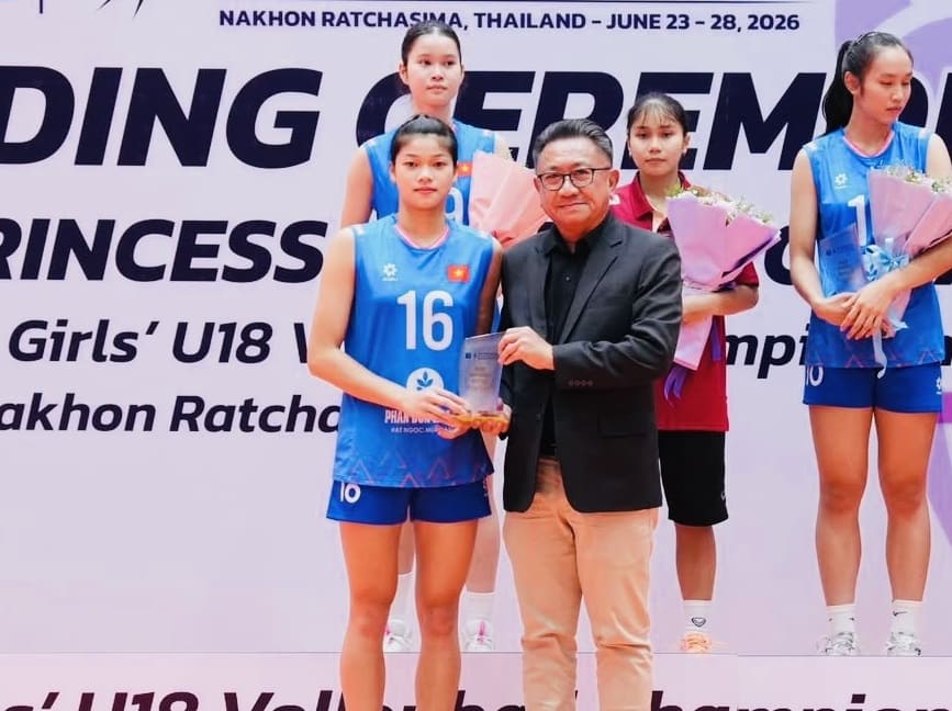 Khánh Linh nhận danh hiệu Vận động viên đối chuyền xuất sắc nhất. Ảnh: Liên đoàn bóng chuyền Thái Lan