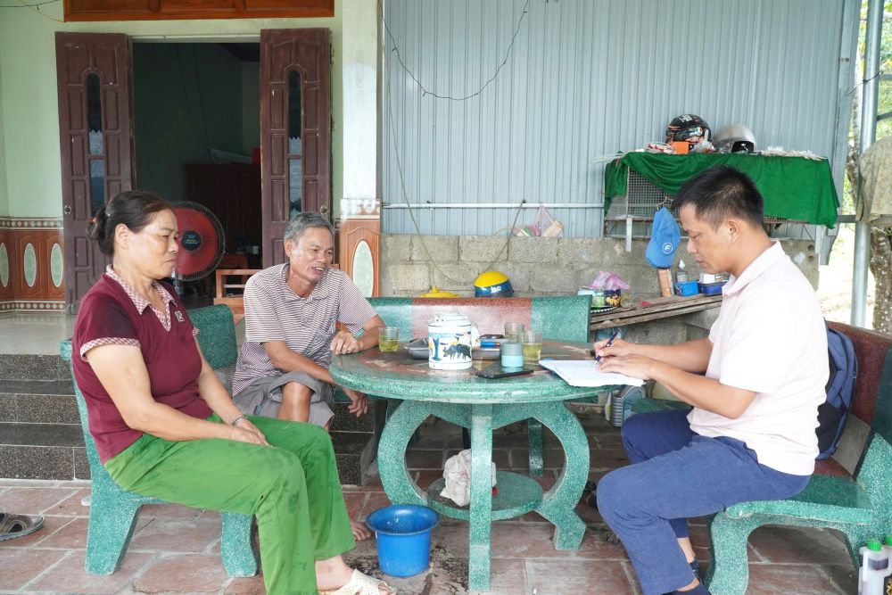 Mr. Nguyen Trong Bay and his wife share with Lao Dong Newspaper reporters about the journey to find the graves of the martyrs. Photo: Minh Hoang
