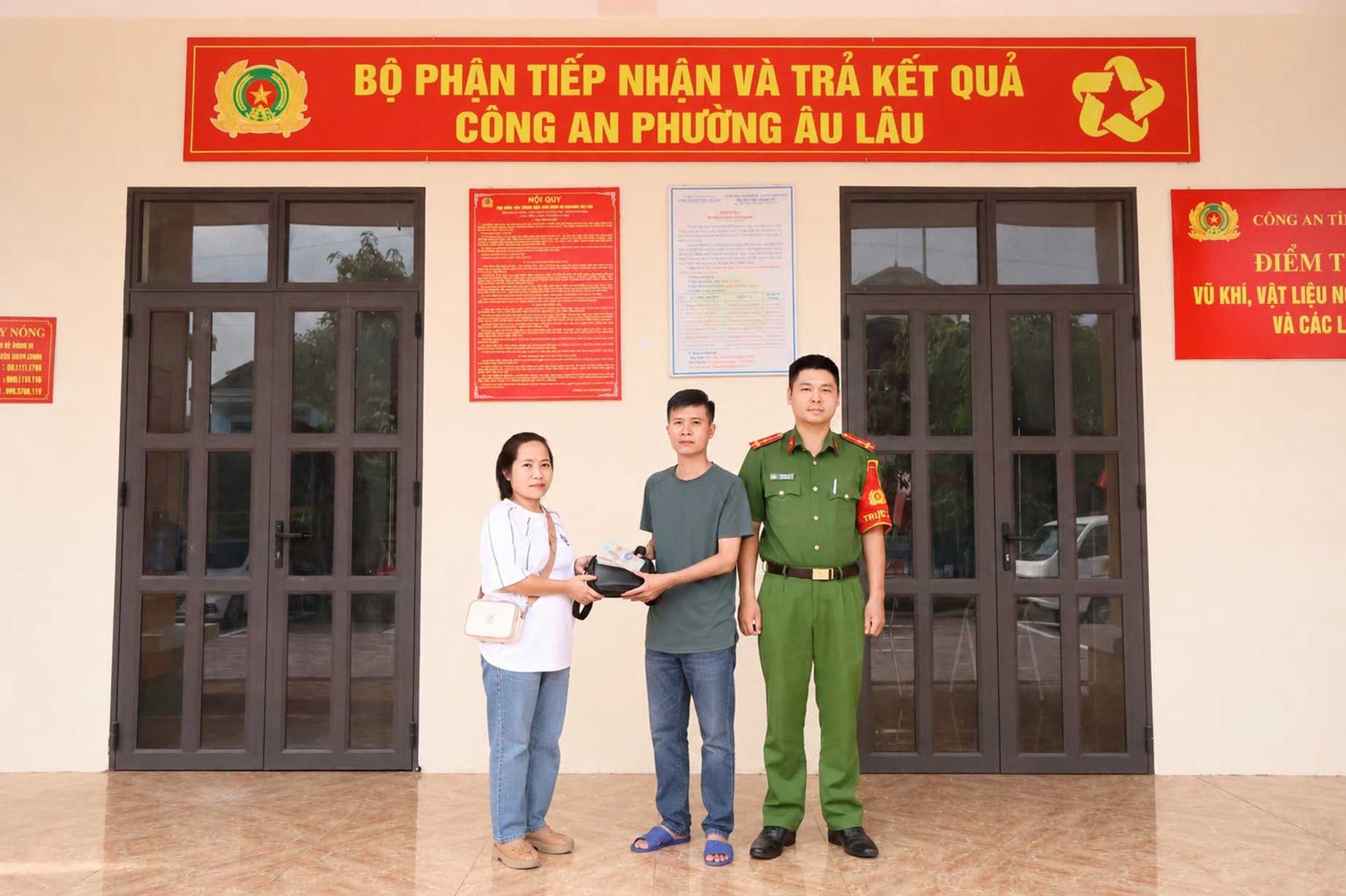 After finding valuable property, people hand it over to the Ward Police for verification and return it to the person who dropped it. Photo: Au Lau Ward Police