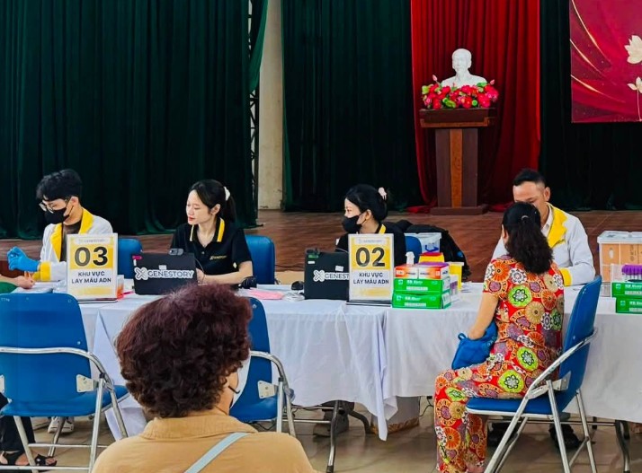 Linh Nam Ward People's Committee organizes the collection of DNA samples from relatives of martyrs' families whose graves information has not been determined. Photo: Linh Nam Ward People's Committee
